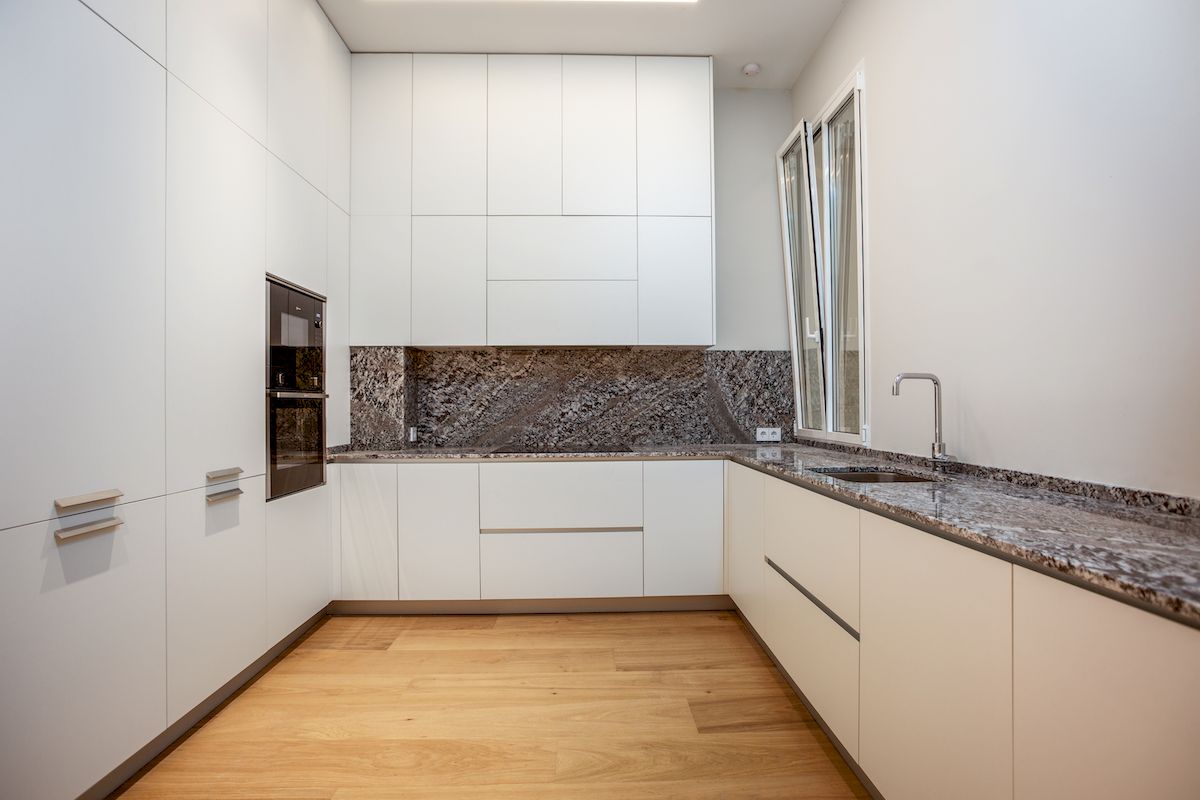 Reforma Cocina Dica en U en el madrileño Barrio de Salamanca modelo dica serie 45 Blanco Latte y Encimera Porcelanica Inalco de Madrid