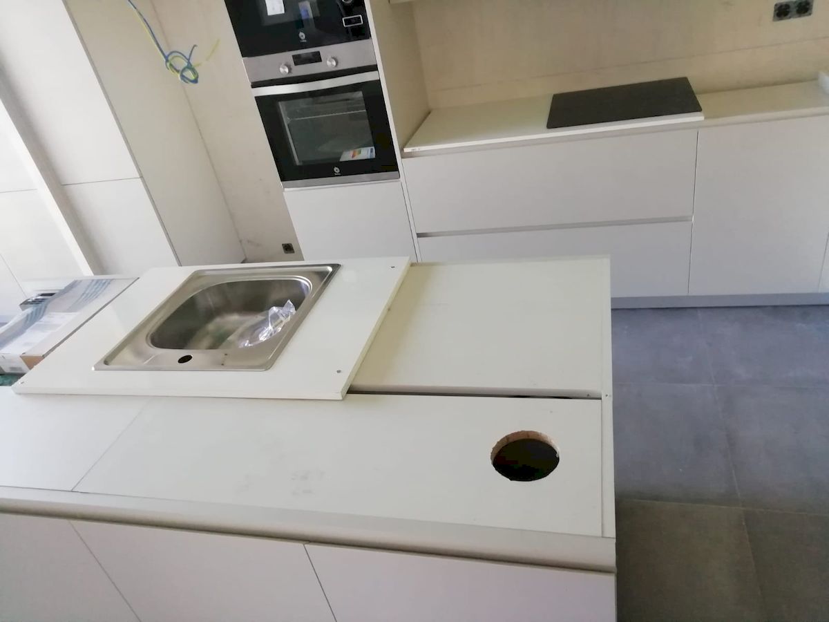 Reforma de una Cocina Dica abierta al salón con isla en L y lavadero en Majadahonda modelo Milano Serie 45 Niebla Seda