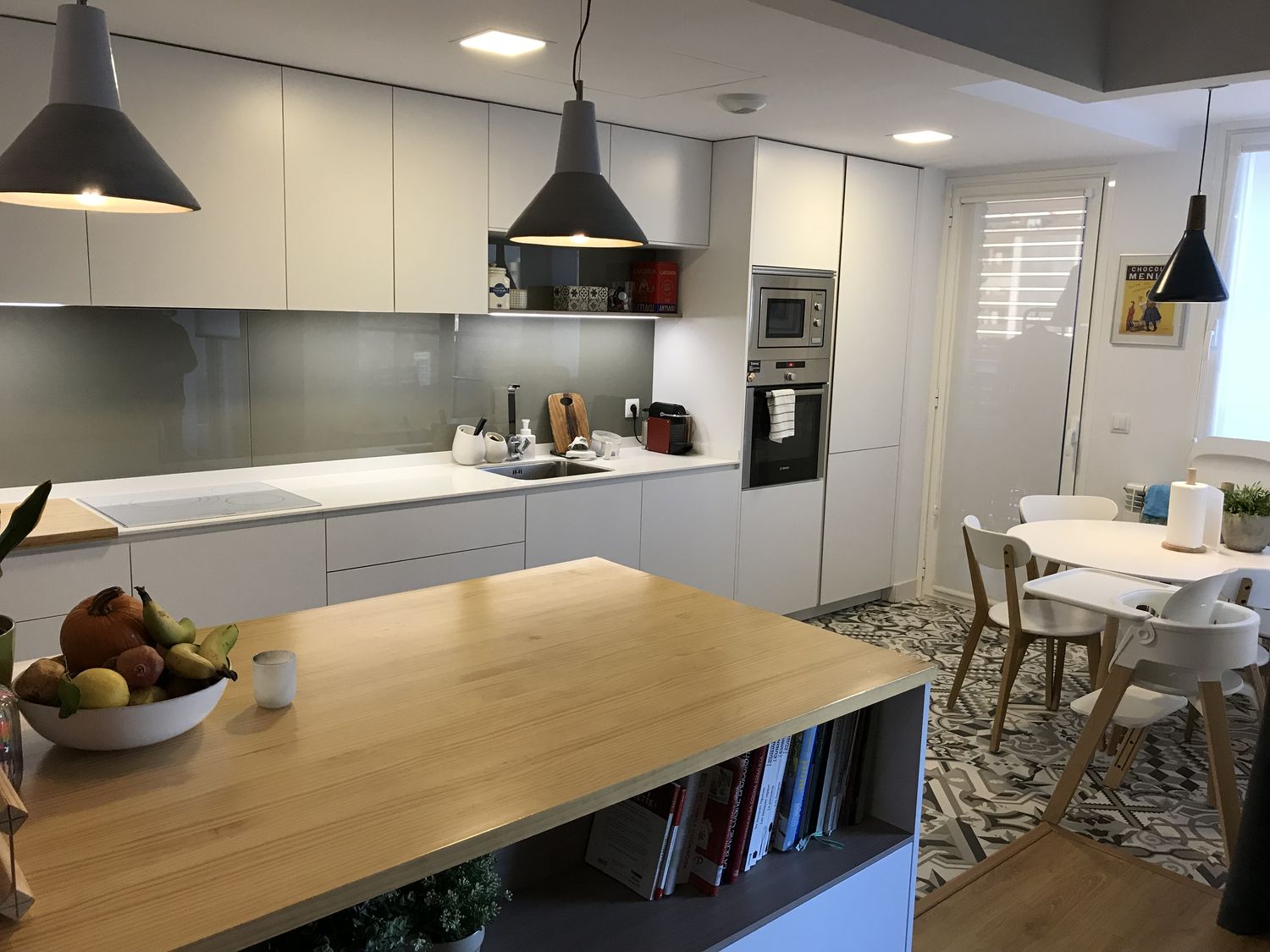 Reforma de cocina y salón con muebles Dica en Mirasierra, Madrid. Co