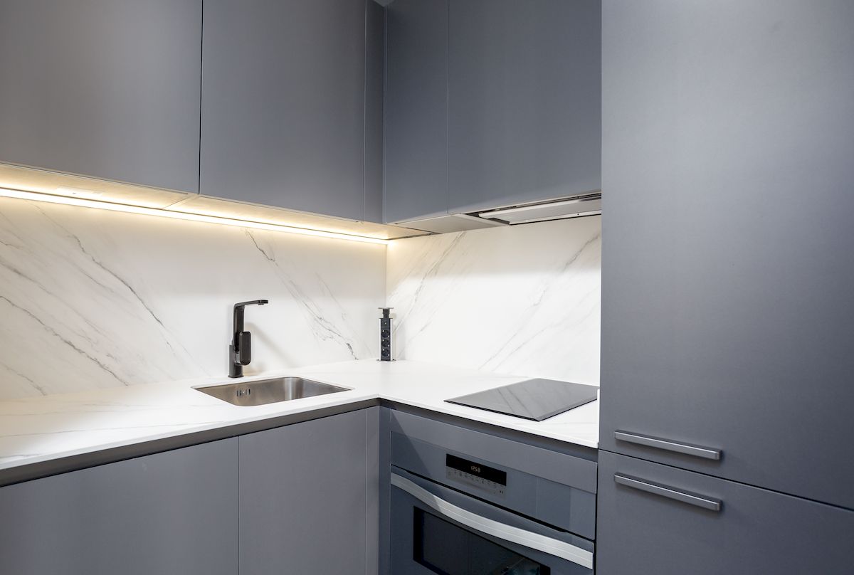 Reforma de una cocina Dica con iluminacion led bajo mueble en Avda. del Mediterraneo en Madrid