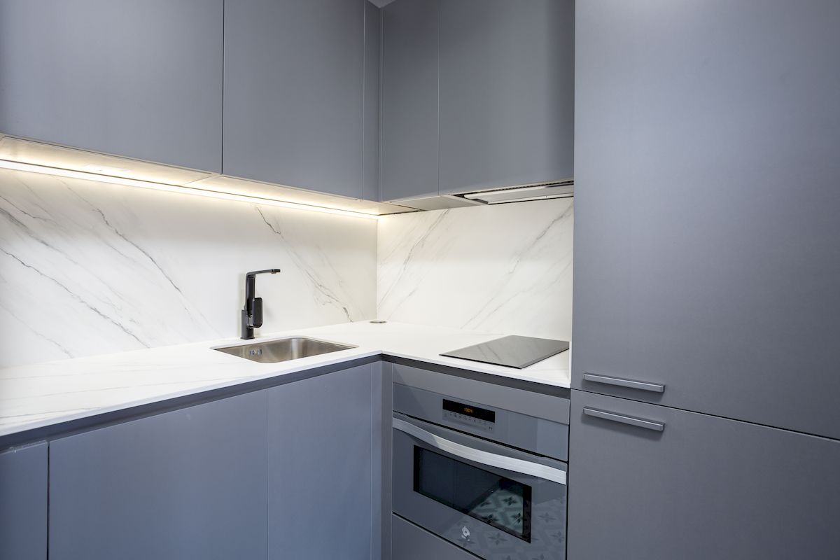 Reforma de una cocina Dica con iluminacion led bajo mueble en Avda. del Mediterraneo en Madrid